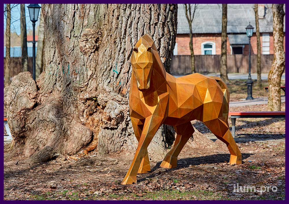 Лошадь полигональная металлическая - арт-объект из кортена в городском ландшафте