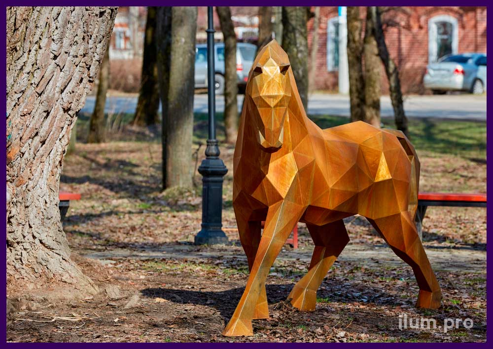 Арт-объект из кортеновской стали в городском парке - скульптура полигональной лошади