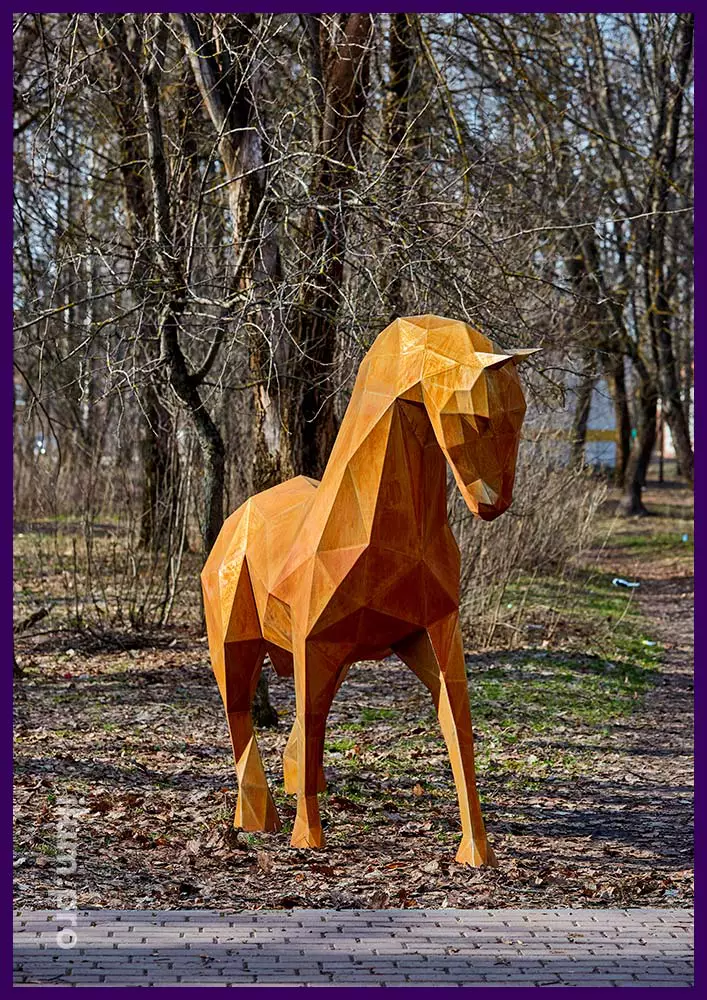 Металлическая полигональная скульптура лошади из кортена в городском парке
