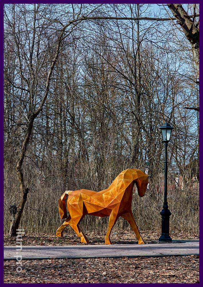 Полигональная скульптура лошади из кортена для украшения территории парка
