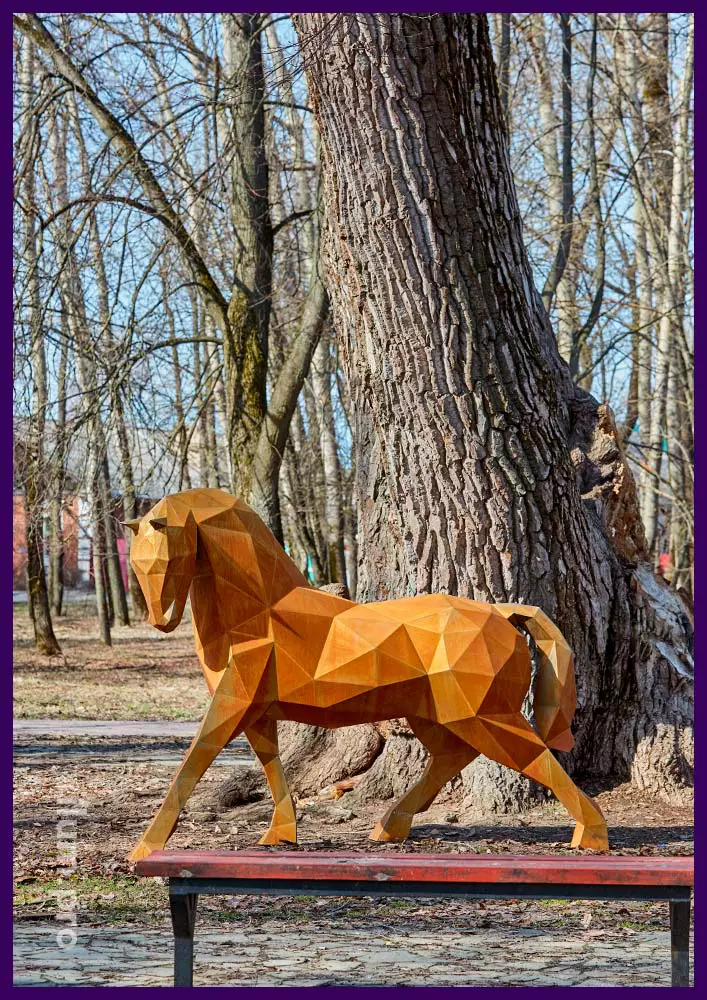 Лошадь полигональная из кортен-стали для украшения территории городского парка