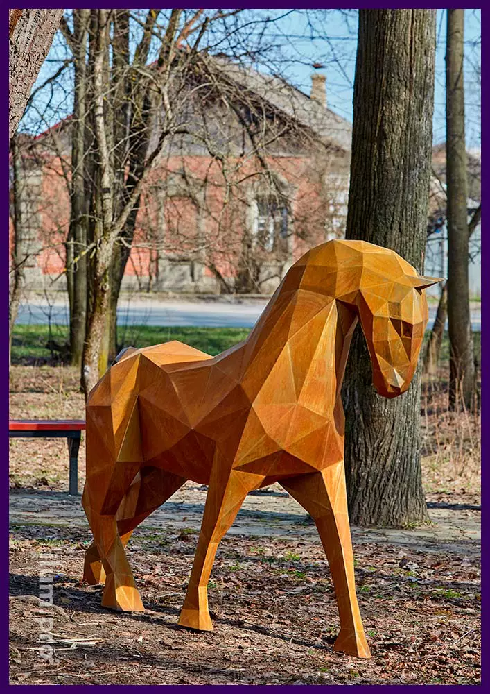 Скульптура стальная в форме полигонального коня из кортена - благоустройство территории