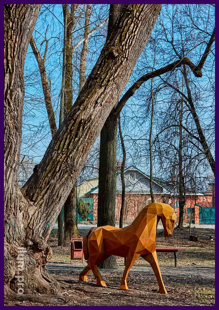 Садово-парковая ландшафтная скульптура лошади в полигональном стиле из кортена