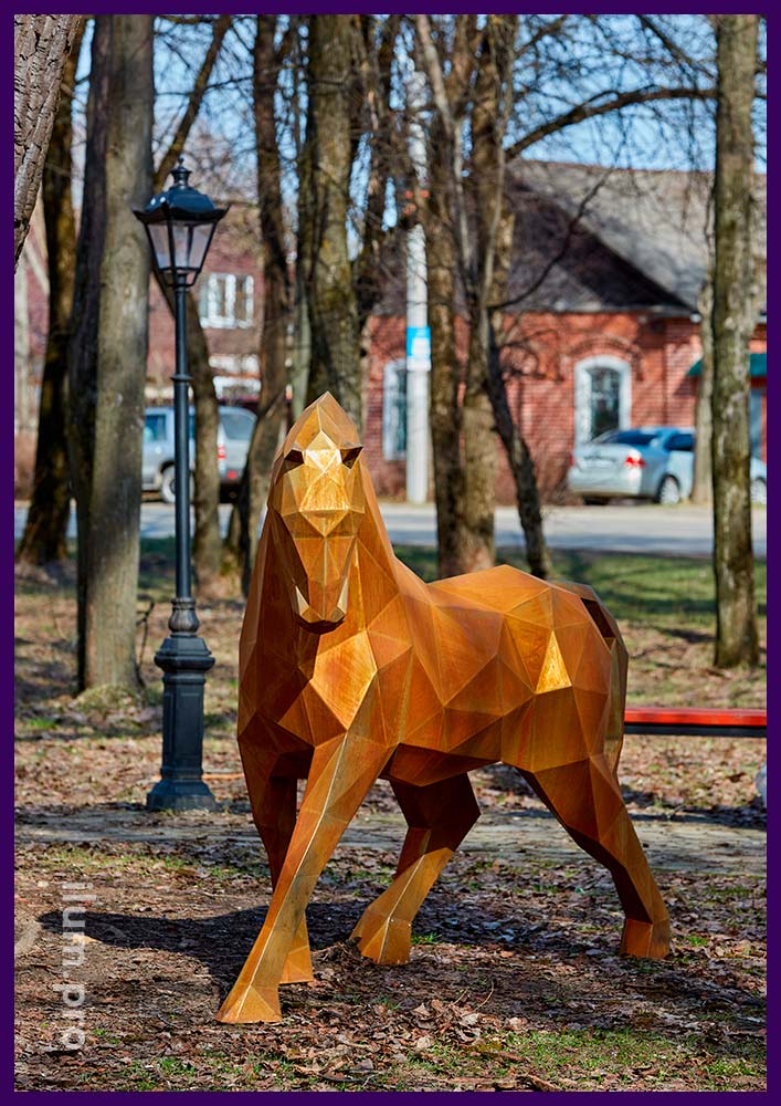 Лошадь полигональная из кортена - скульптура в городском парке с благородной ржавчиной