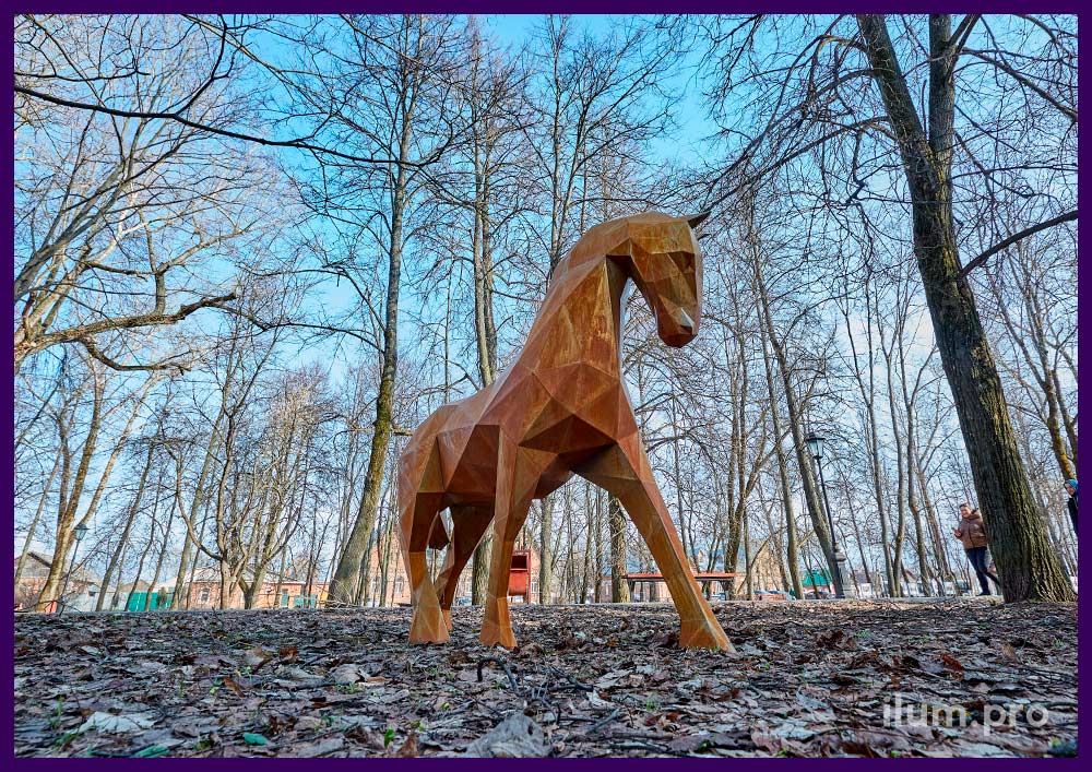 Установка металлической скульптуры лошади из кортена для украшения парка весной, полигональный арт-объект