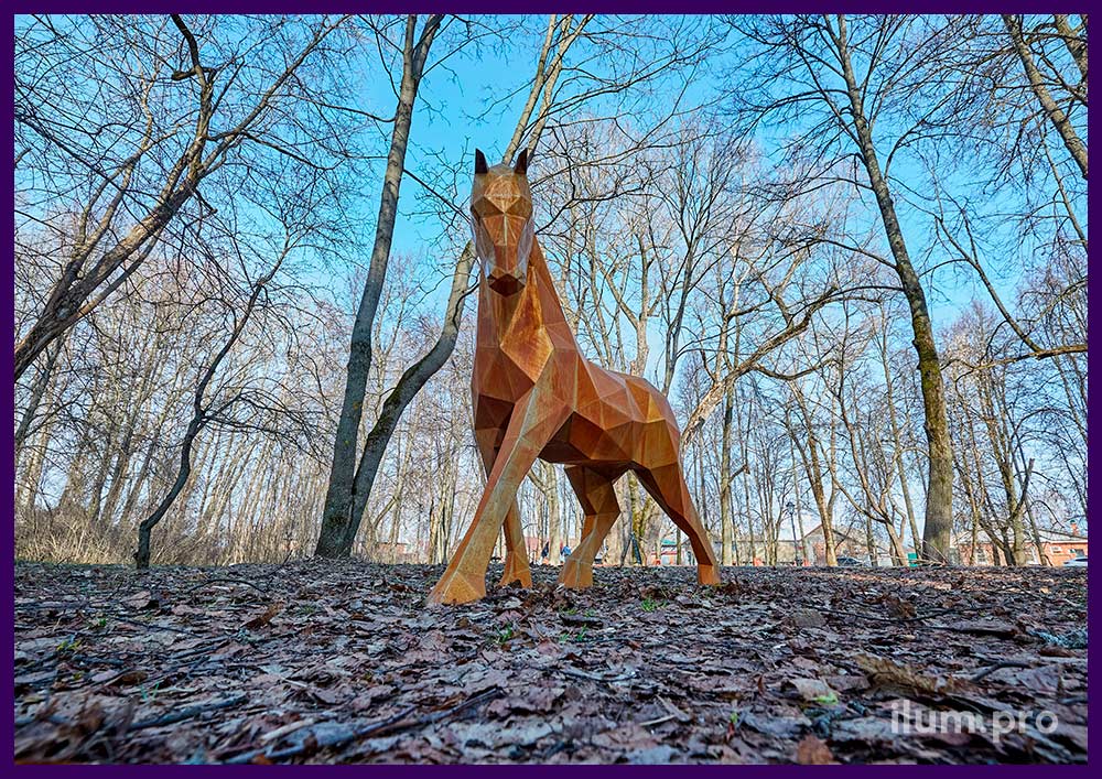 Лошадь металлическая полигональная - объёмная скульптура из кортена в городском парке