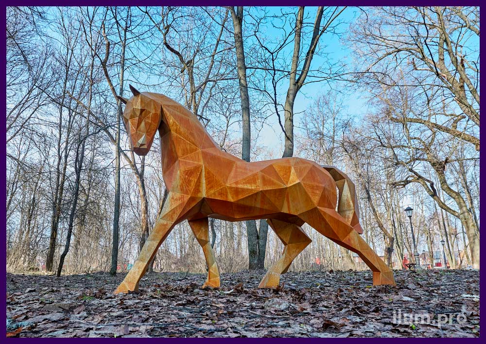 Украшение ландшафта металлическими полигональными скульптурами лошадей из кортеновской стали