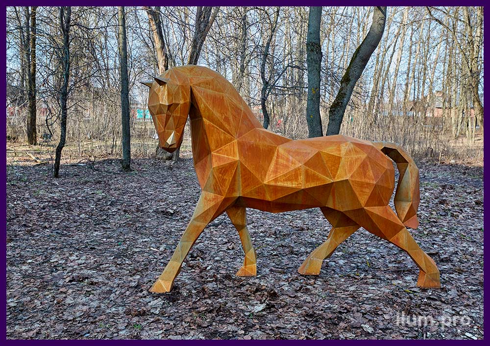 Скульптура полигональная из кортена в форме лошади с ржавой поверхностью