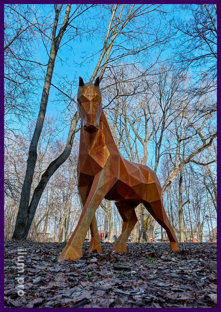 Полигональная скульптура коня из ржавой кортен-стали для украшения территории городского парка
