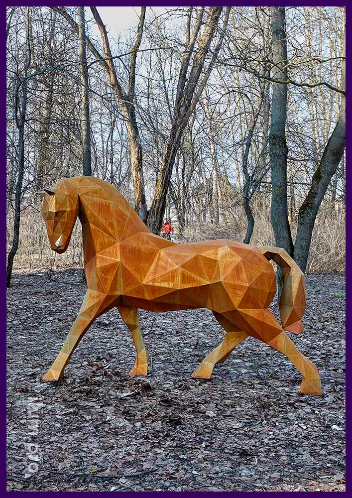 Конь полигональный из кортен-стали в городском парке - арт-объект в парке