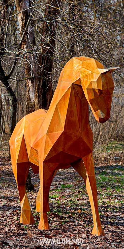 Полигональная скульптура лошади из кортена в парке