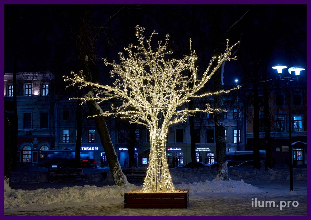 Металлическое дерево с гирляндами тёпло-белого цвета и каркасом из деревянных досок в Ярославле