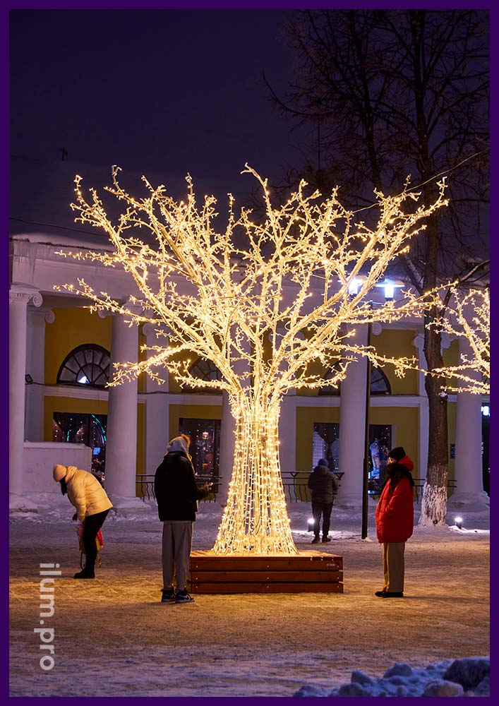 Украшение Ярославля светодиодными деревьями с уличными гирляндами тёпло-белого цвета и каркасом из алюминия