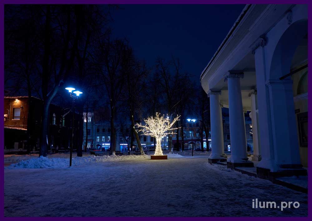 Дерево светящееся с гирляндами и каркасом из металла, новогодние декорации в Ярославле
