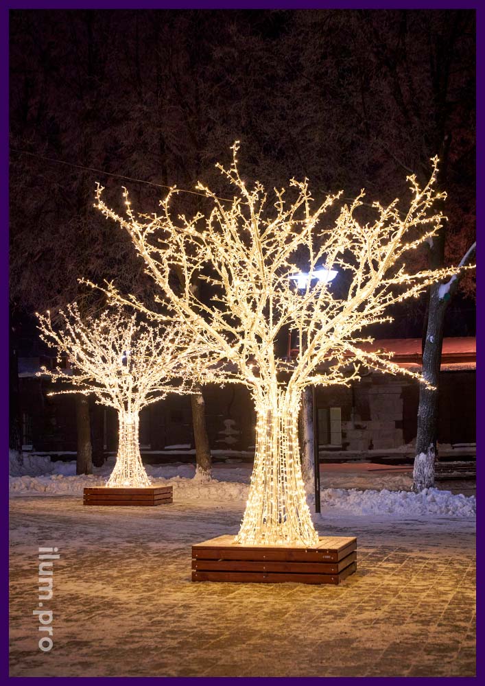 Новогодние деревья из гирлянд и нержавеющего каркаса в Ярославле, основания со скамейками