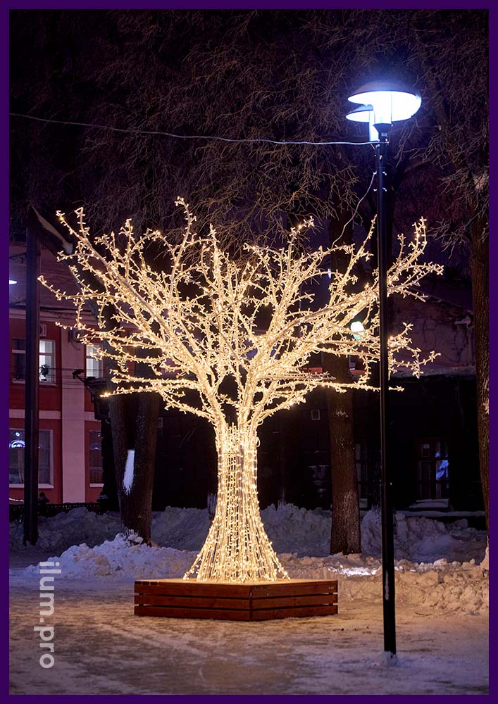 Тёпло-белые светящиеся деревья с металлическими ветками и уличными гирляндами в Ярославле