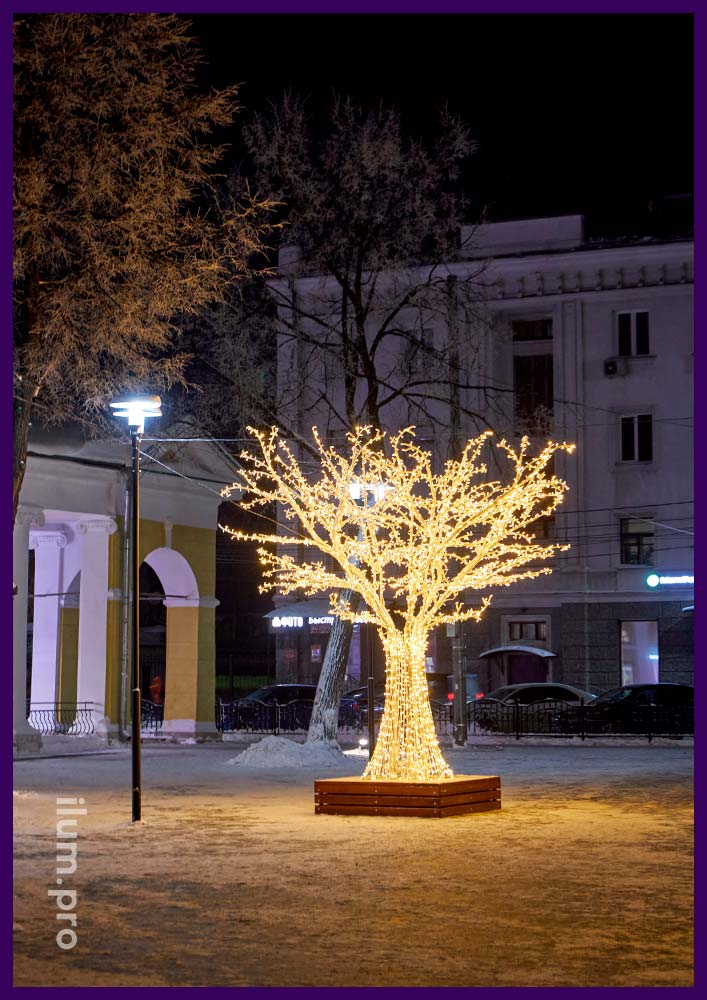 Тёпло-белые светодиодные конструкции в форме деревьев из металлического ствола и веток в Ярославле