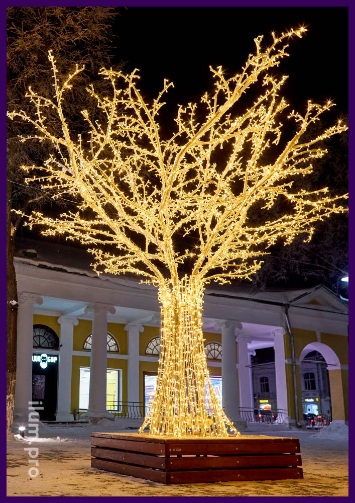 Металлическое дерево с подсветкой уличными гирляндами тёпло-белого цвета и каркасом из алюминия