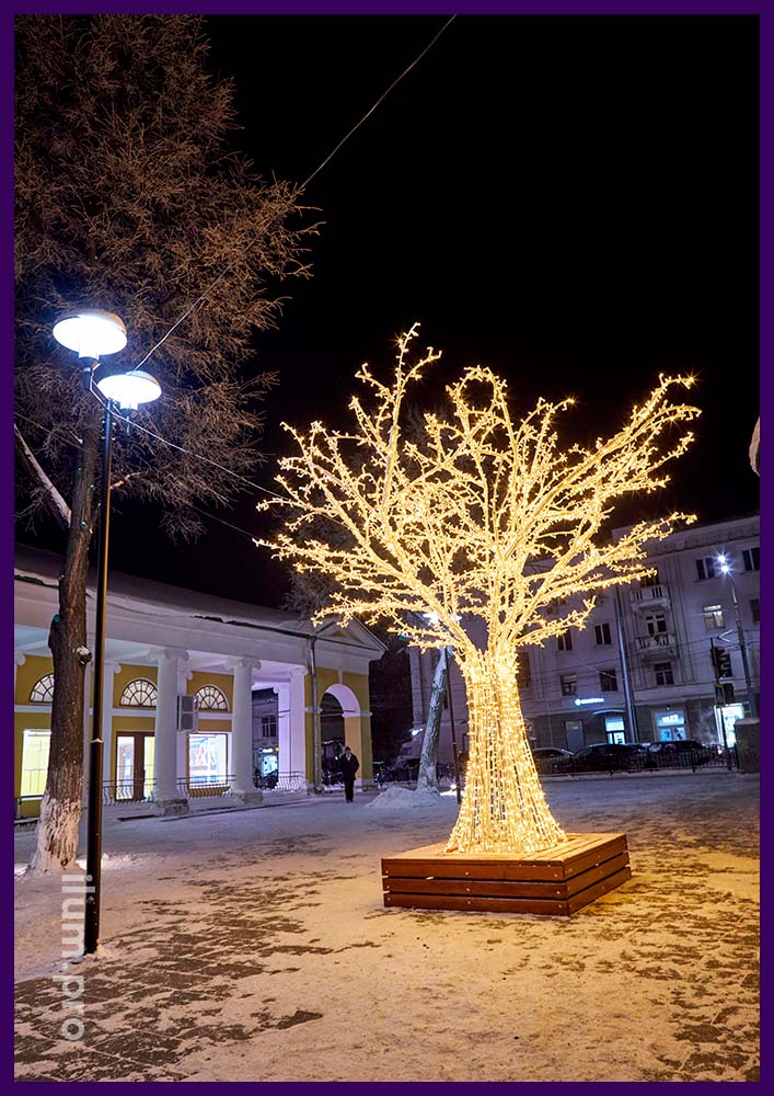 Новогоднее украшение площади в Ярославле светодиодными декорациями в форме деревьев с гирляндами