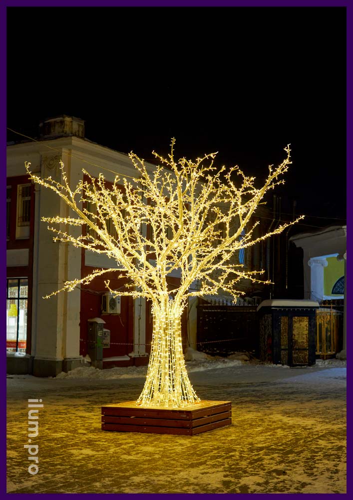 Новогодние деревья со светодиодной подсветкой гирляндами и скамейками в основании