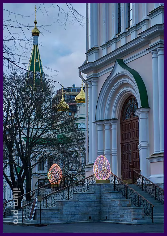 Разноцветные декорации на Пасху для украшения храма в Санкт-Петербурге с надписью ХВ