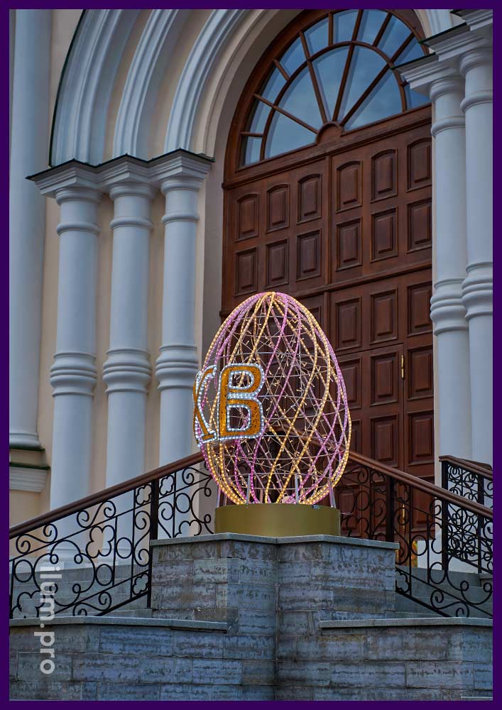 Пасхальные яйца с гирляндами и дюралайтом на ступенях храма в Санкт-Петербурге