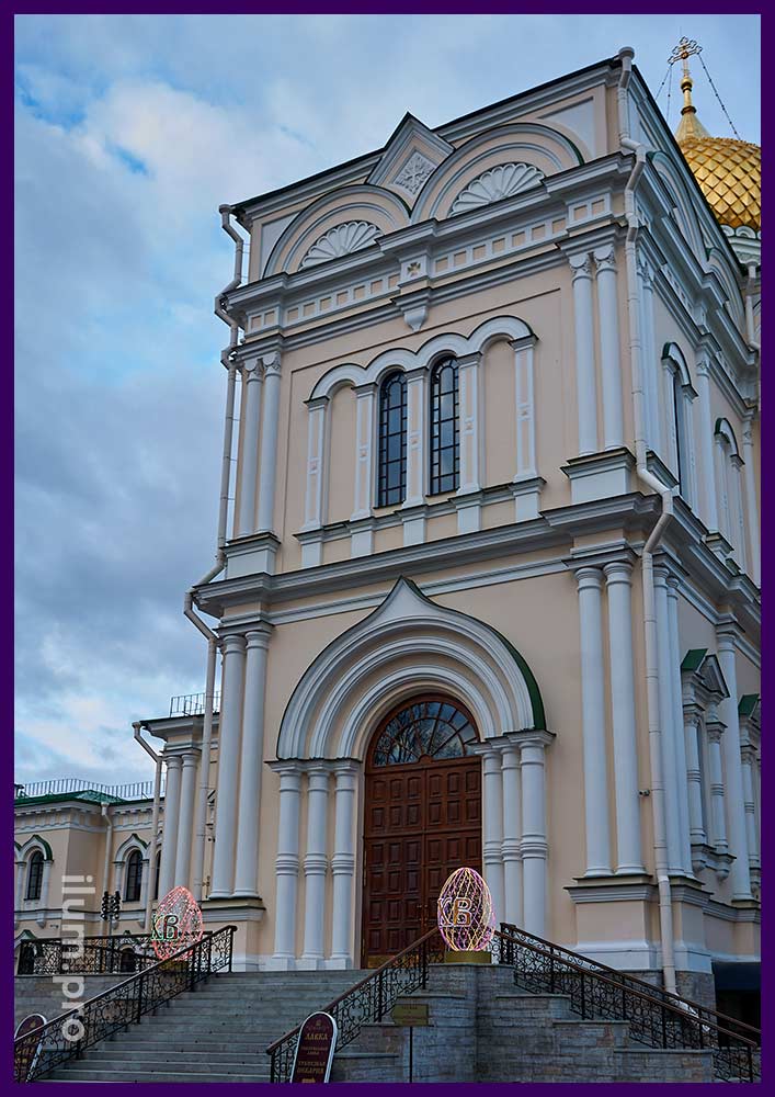 Украшение ступеней монастыря в Санкт-Петербурге на Пасху разноцветными яйцами с гирляндами