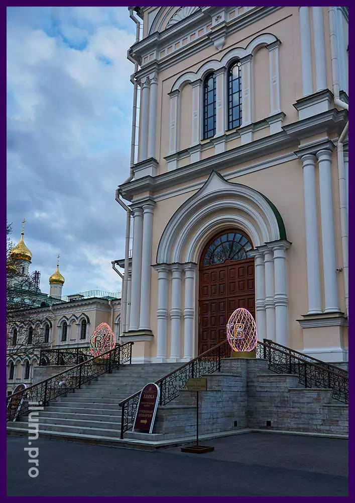 Декоративные яйца с гирляндами и дюралайтом на ступенях храма в Санкт-Петербурге на Пасху