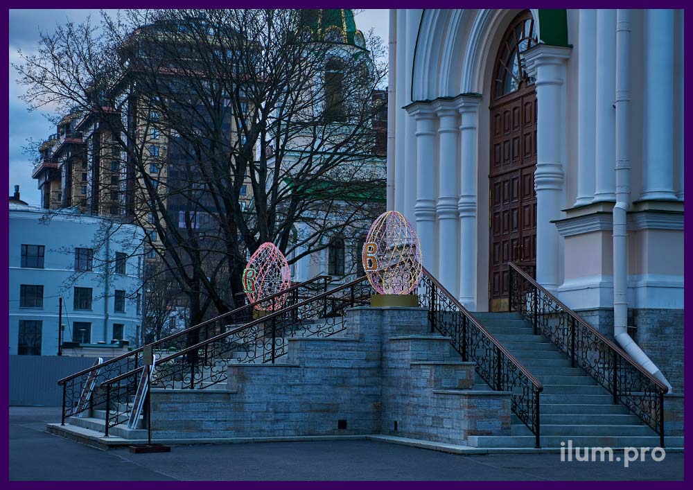 Яйца крашеные, пасхальные на ступенях храма в Санкт-Петербурге - декоративные конструкции с подсветкой
