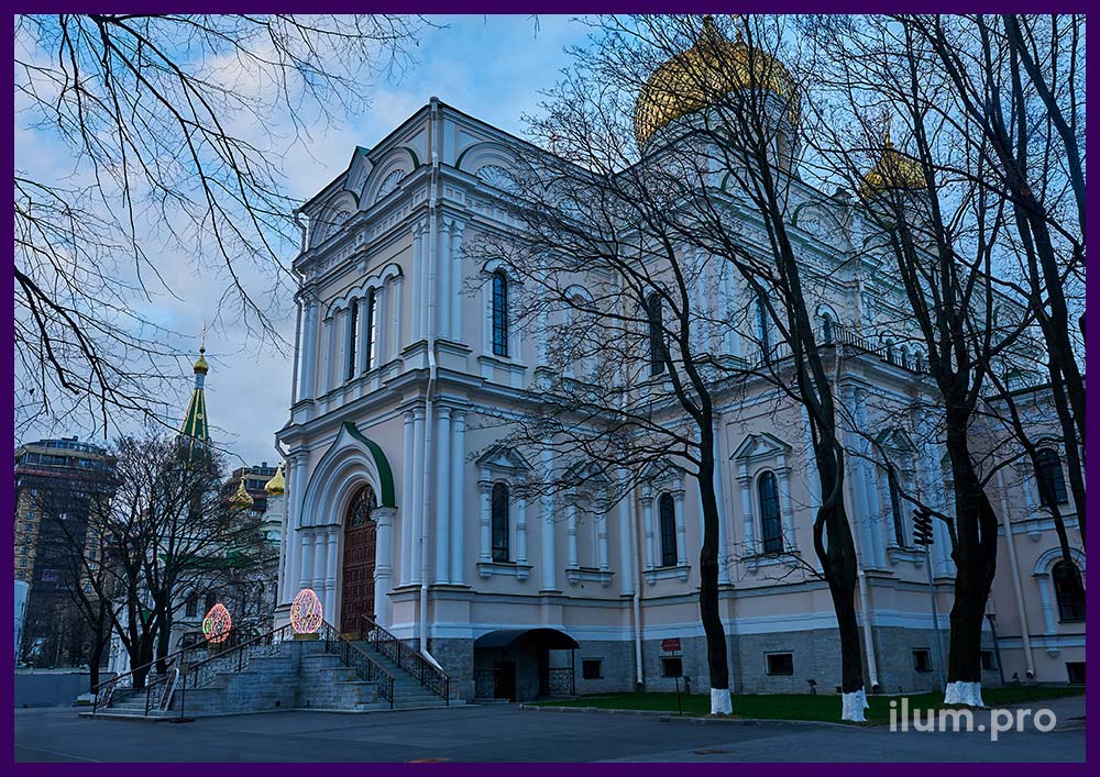 Пара светящихся фигур на ступенях храма в Санкт-Петербурге на пасхальные праздники