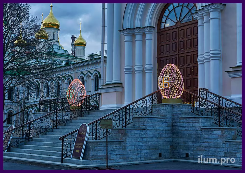 Украшение лестницы храма светодиодными яйцами из разноцветного дюралайта и гирлянд