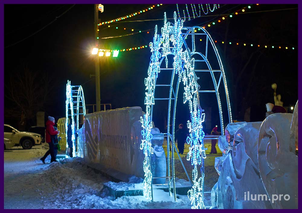 Арки со светодиодными гирляндами в форме снежинок - украшение города Новотроицк на Новый год