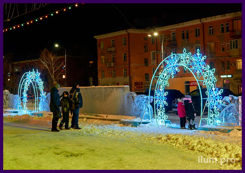Новогоднее украшение города Новотроицк светодиодными арками с белыми и синими снежинками