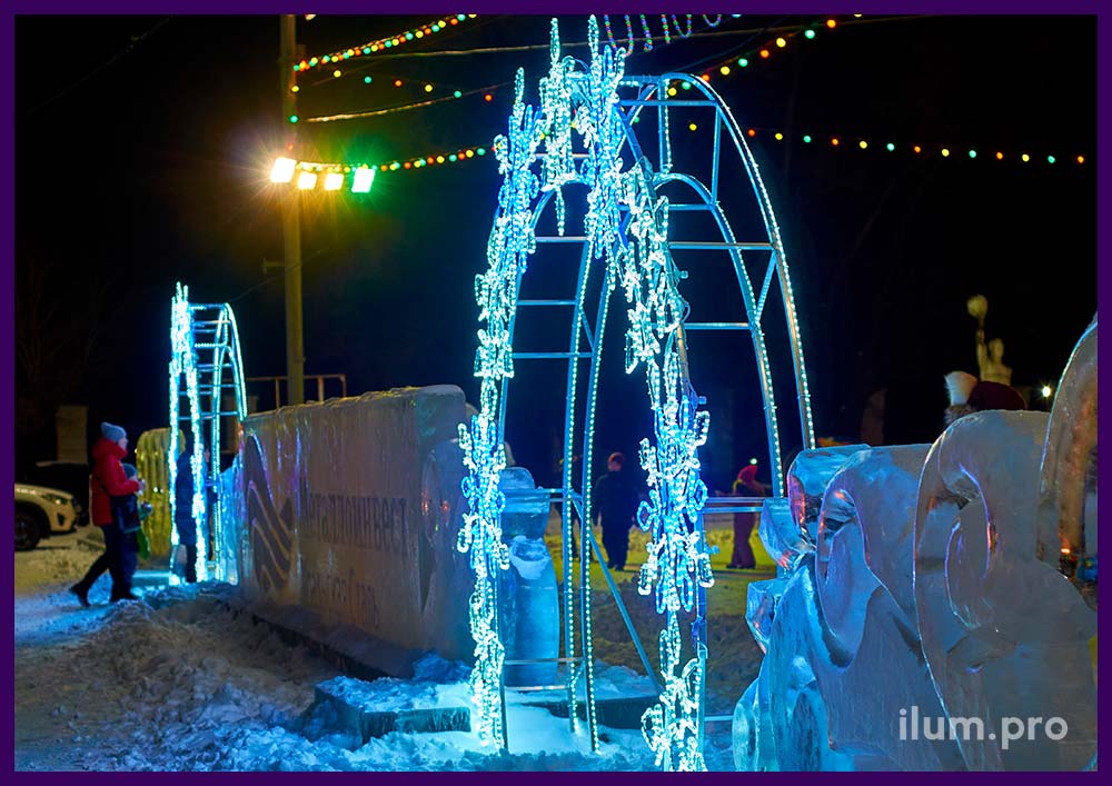 Бело-синие декоративные арки с подсветкой гирляндами в форме снежинок