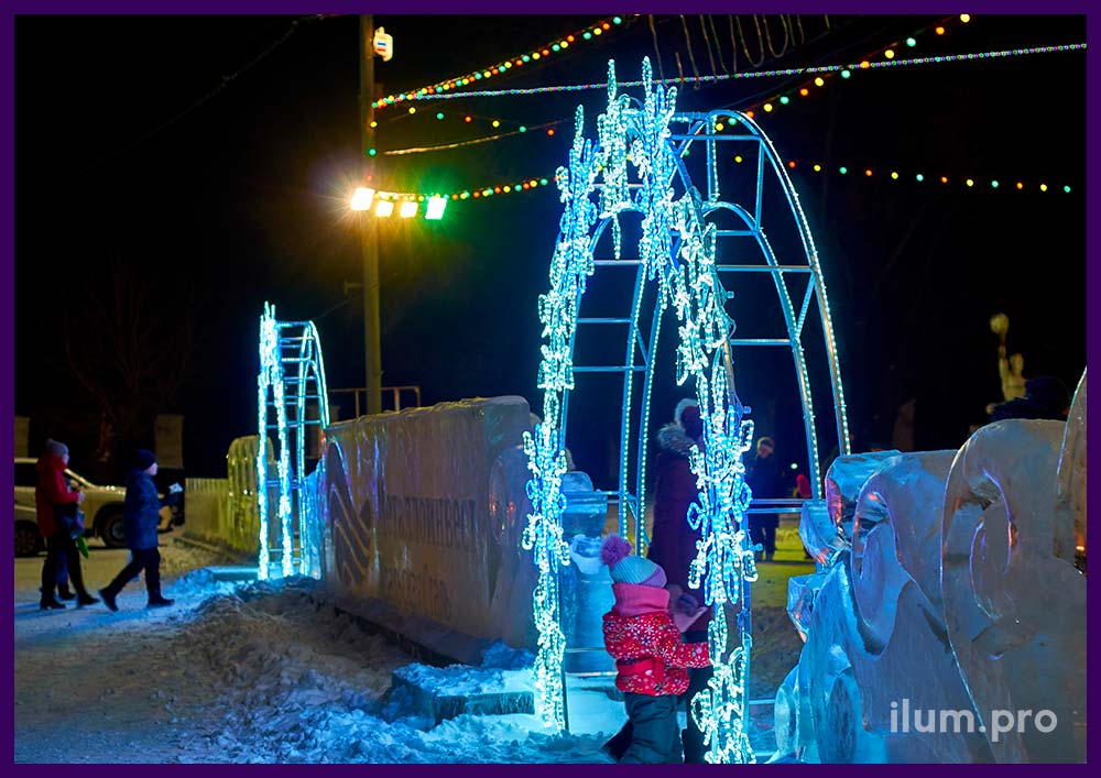 Светящаяся арка из белого и синего дюралайта с узорами в форме Якутских и Новогодних снежинок