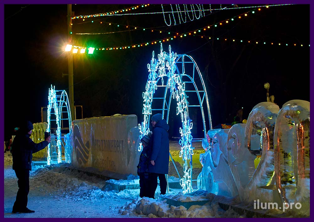 Украшение городской площади на Новый год бюджетными светодиодными арками со снежинками