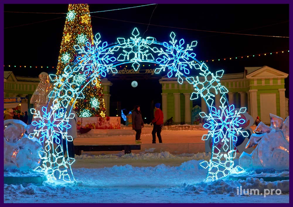 Украшение городской площади в Новотроицке к Новому году светодиодными арками со снежинками