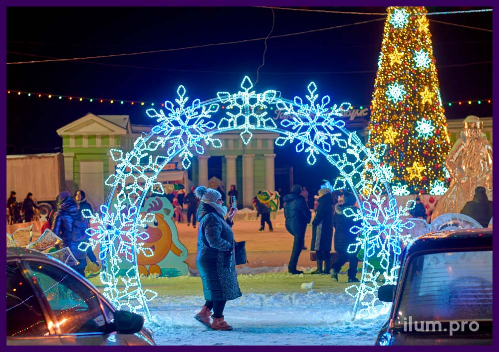 Новогоднее украшение площади в Новотроицке светодиодными арками со снежинками
