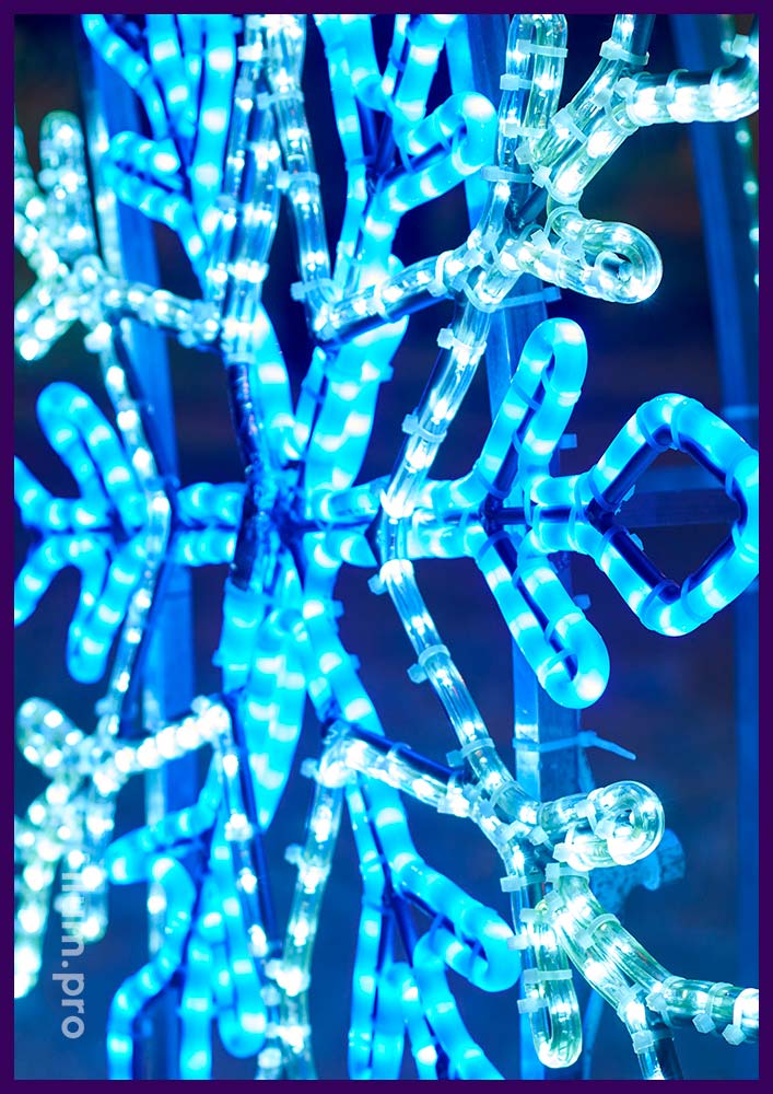 Арки новогодние светодиодные с белыми и синими снежинками для украшения городских улиц и площадей