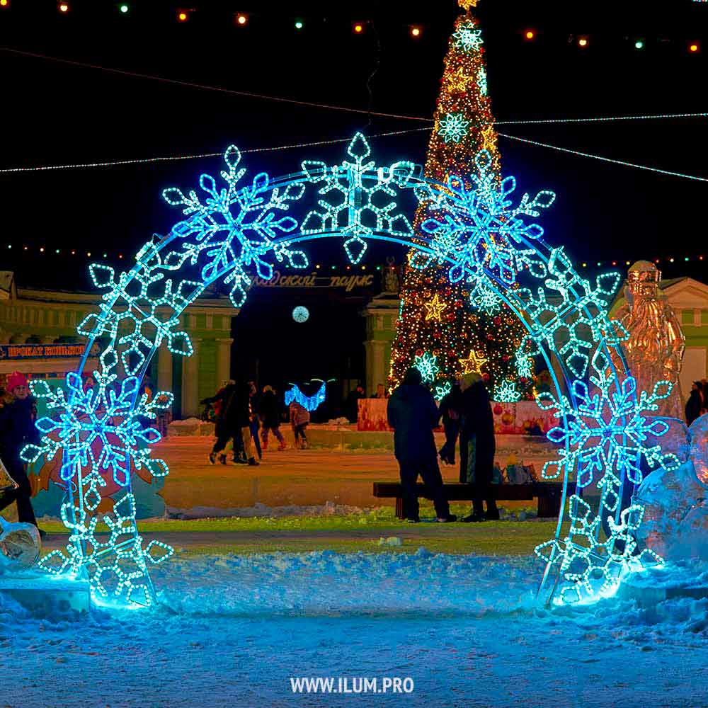 Новогодняя арка со снежинками из дюралайта в Новотроицке
