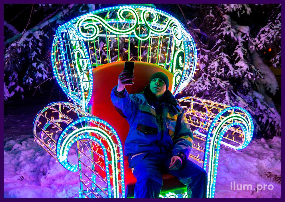 Украшение улицы светящимся креслом с разноцветными гирляндами в форме трона Деда Мороза