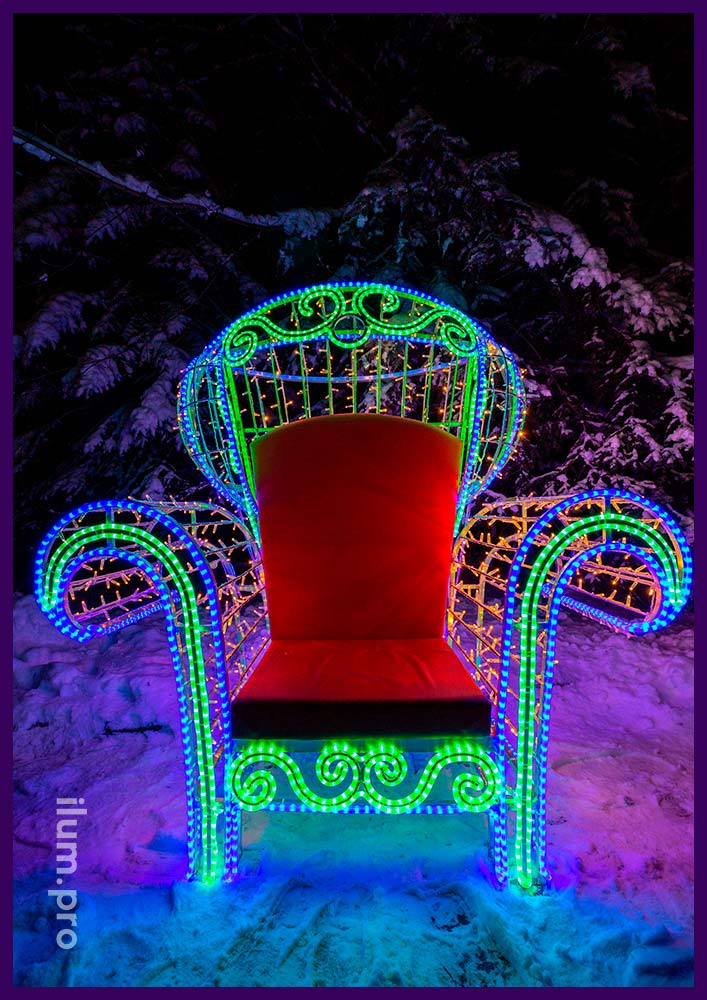 Фотозона с креслом из гирлянд для Деда Мороза в городском парке на Новый год