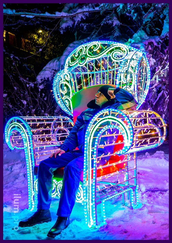 Уличная фотозона в форме кресла с разноцветной иллюминацией для новогоднего украшения территории