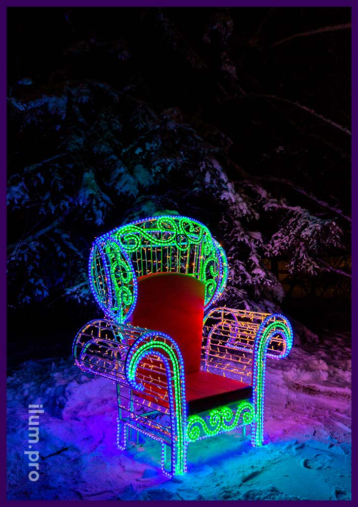 Новогодняя иллюминация в парке - трон для Деда Мороза с уличными гирляндами разных цветов