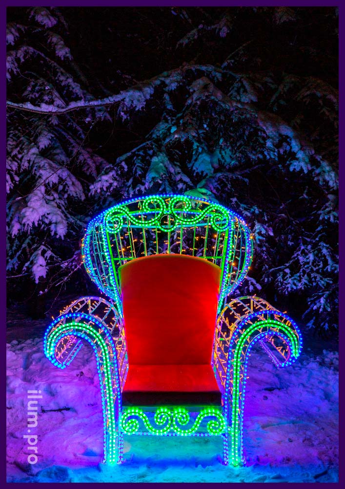 Разноцветная фотозона на новогодние праздники в форме кресла для Деда Мороза с гирляндами