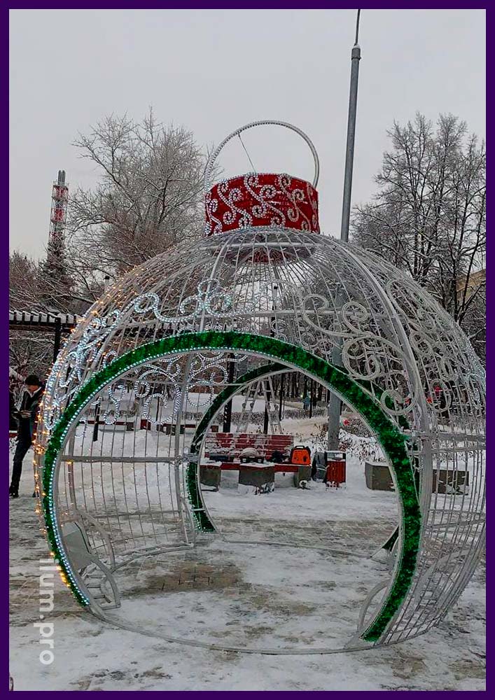 Украшение площади в Домодедово на Новый год световыми фигурами - монтаж арки в виде ёлочного шара