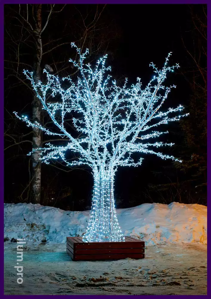 Дерево с гирляндами белого цвета на алюминиевом каркасе со скамейкой