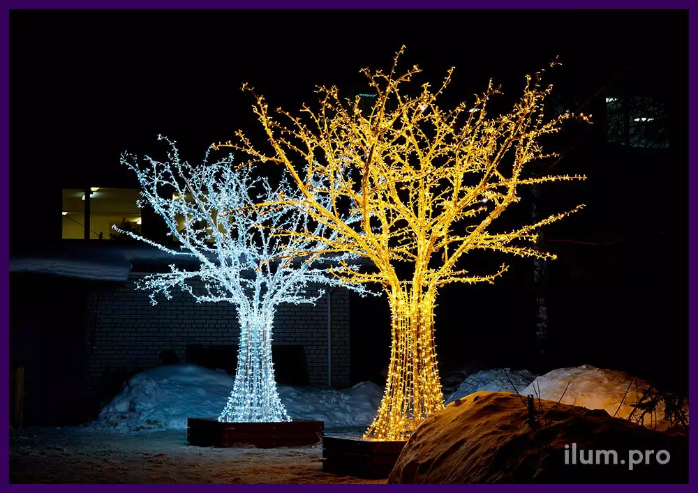 Белое и тёпло-белое светящееся дерево из металла и уличных гирлянд с защитой от осадков и мороза