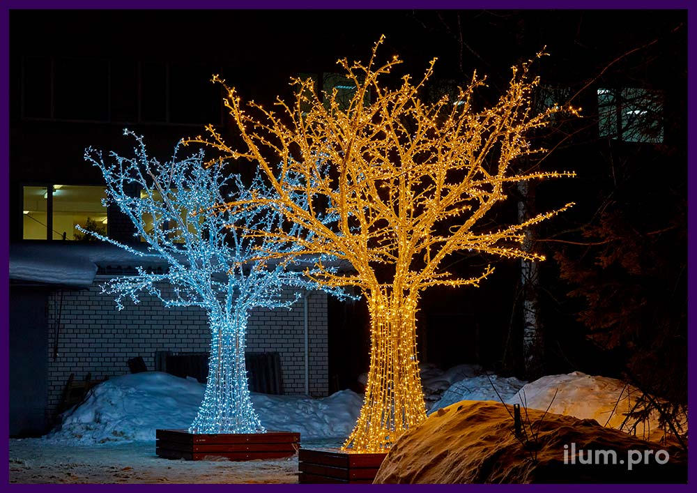 Новогодние декорации в форме деревьев из гирлянд и нержавеющего каркаса со скамейками