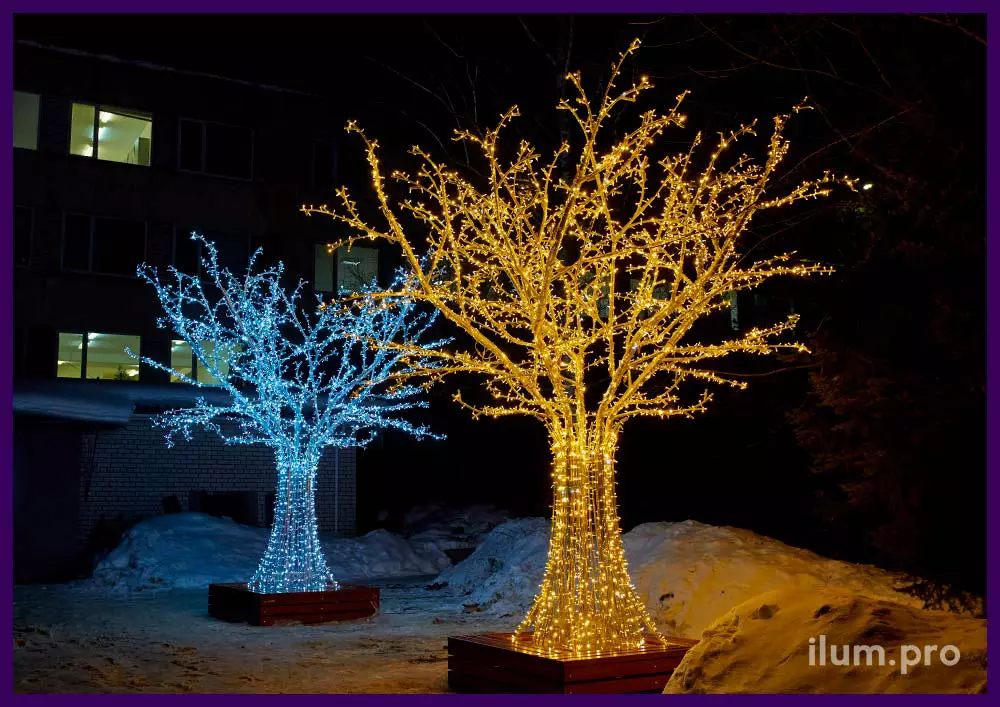 Высокие, светодиодные деревья из алюминиевых труб и уличной иллюминации со скамейками в основании